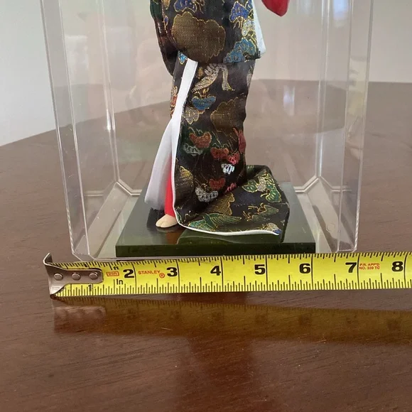 Elegant Japanese Geisha Doll in Display Case - Picture 11 of 13